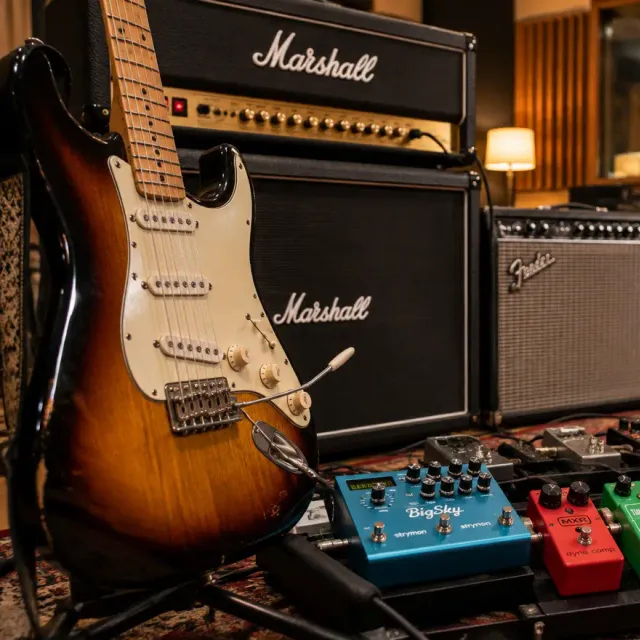 E-Gitarre und Verstärker in einem Tonstudio